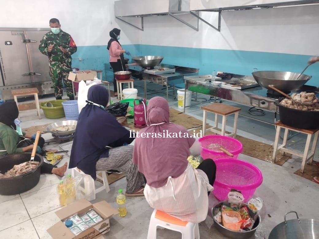 Anggota Koramil Kertajati Bantu Distribusi Makan Bergizi untuk 3.661 Siswa di Majalengka