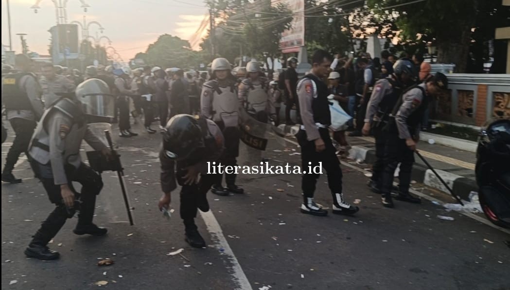 Pasca Unras, Polisi di Majalengka Berjibaku Bersihkan Sampah di Sekitar Jalan Raya Depan Gedung DPRD