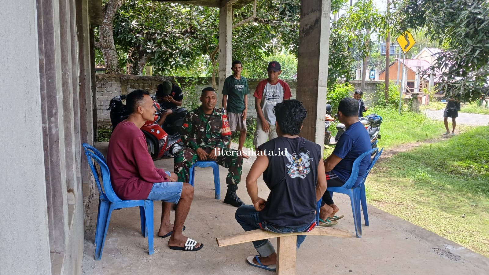 Babinsa Koramil 1514-01/Daruba Ajak Warga Sambiki Baru Jauhi Obat Terlarang dan Miras