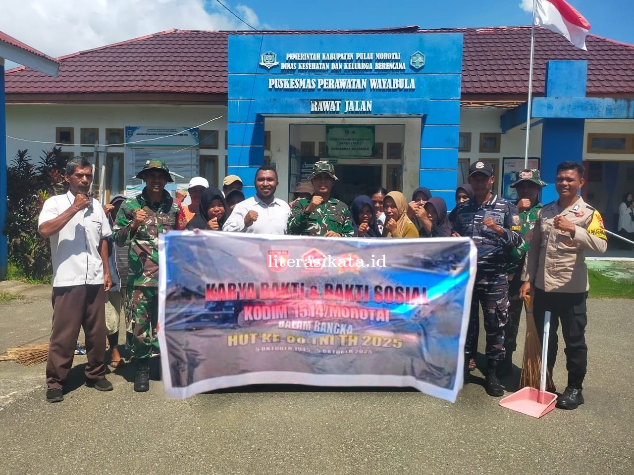 Koramil 1514-03/Wayabula Gelar Karya Bakti PRIMA dan Bakti Sosial di Puskesmas Wayabula