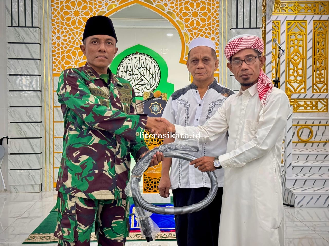 Dandim 1514/Morotai Serahkan Bantuan Vacuum Cleaner ke Masjid Agung Baiturrahman