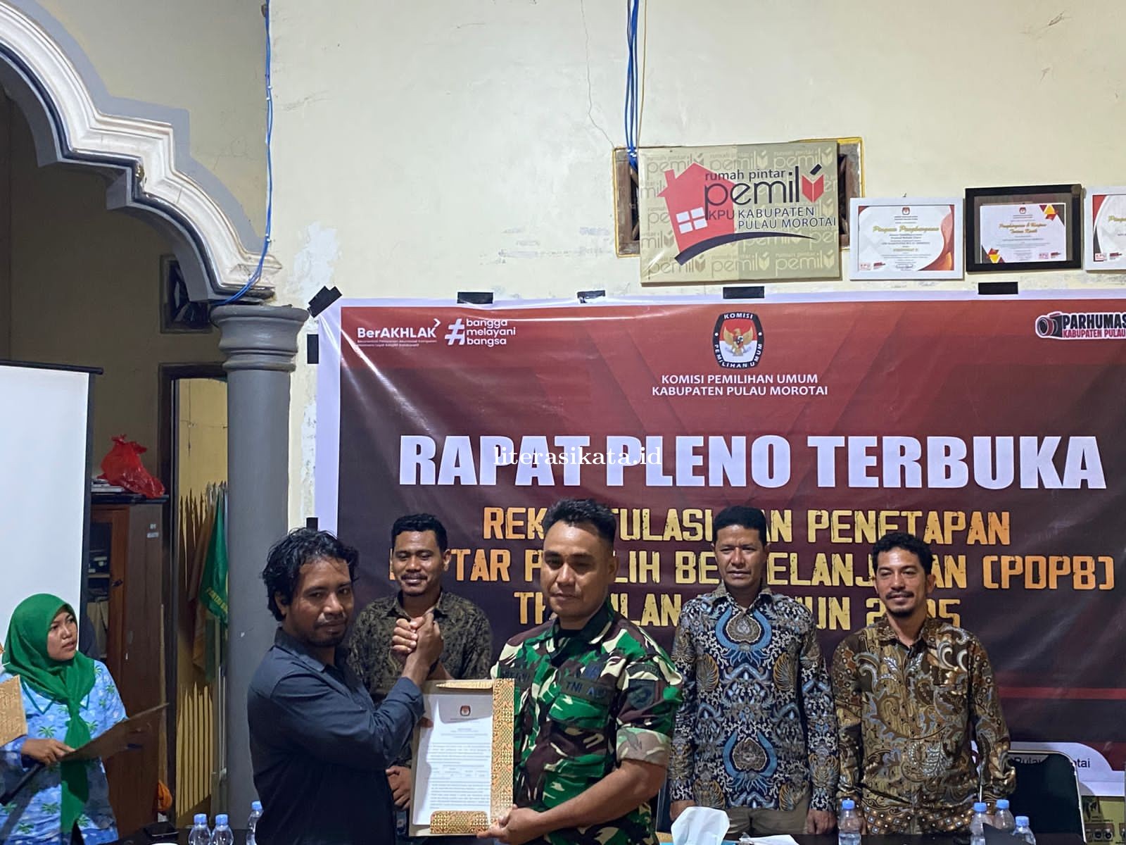 Kodim 1514/Morotai Dukung Penetapan Daftar Pemilih Berkelanjutan di KPUD Pulau Morotai.