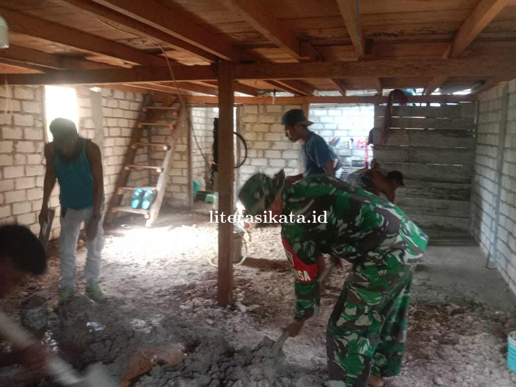 Babinsa Bantu Warga Bangun Rumah di Desa Mira, Wujudkan Semangat Gotong Royong.