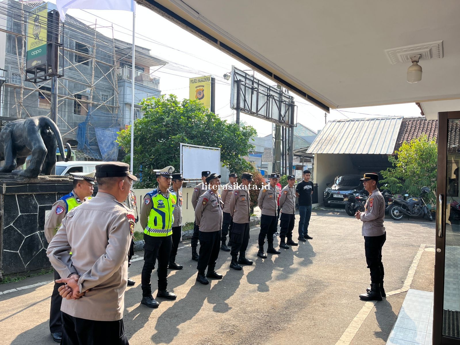 Pimpin Apel Pagi, Kapolsek Cikijing Berikan Arahan Tentang Pentingnya Kedisiplinan